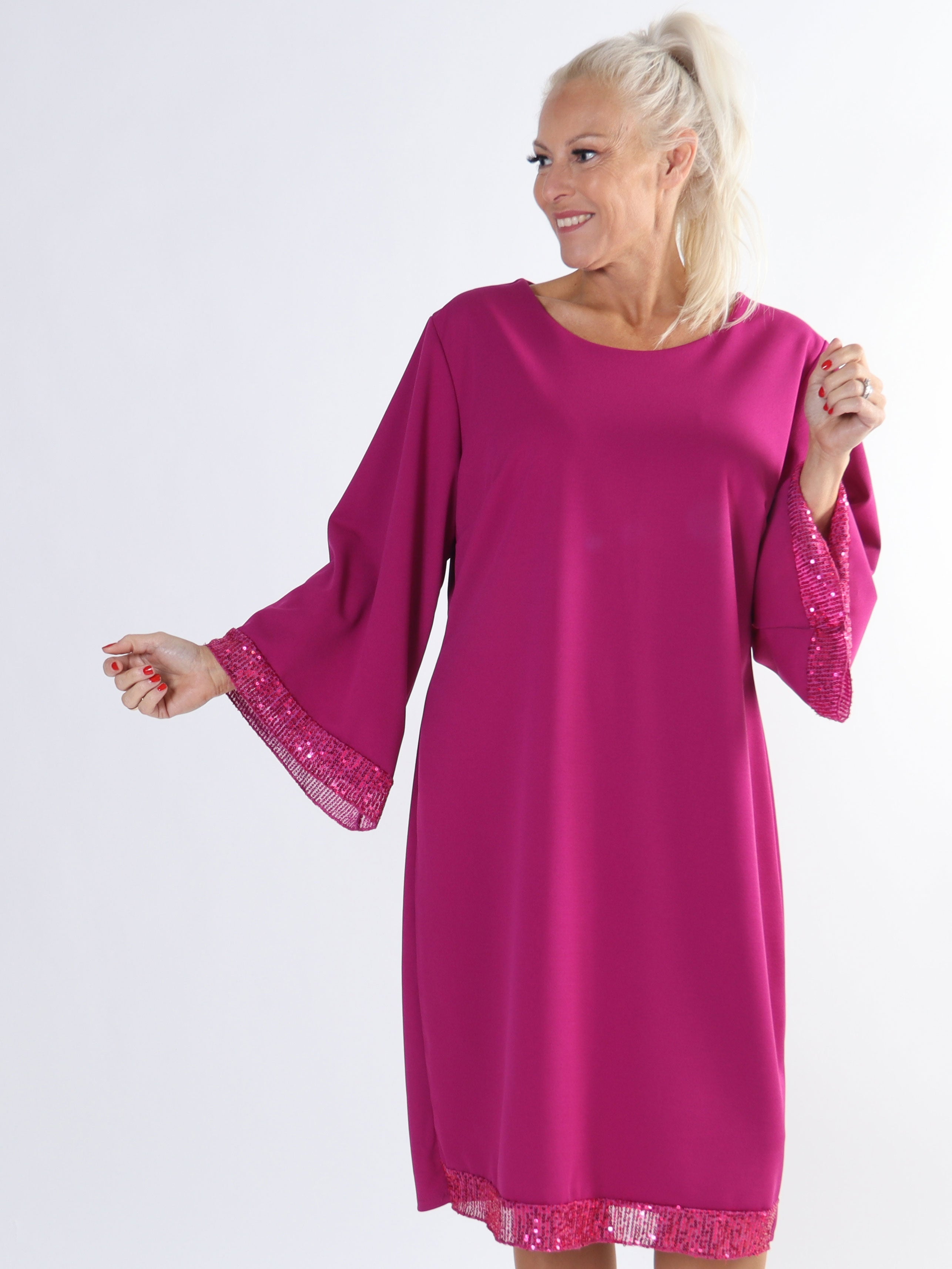 Lanza - Fin klänning i stora storlekar med paljettkanter